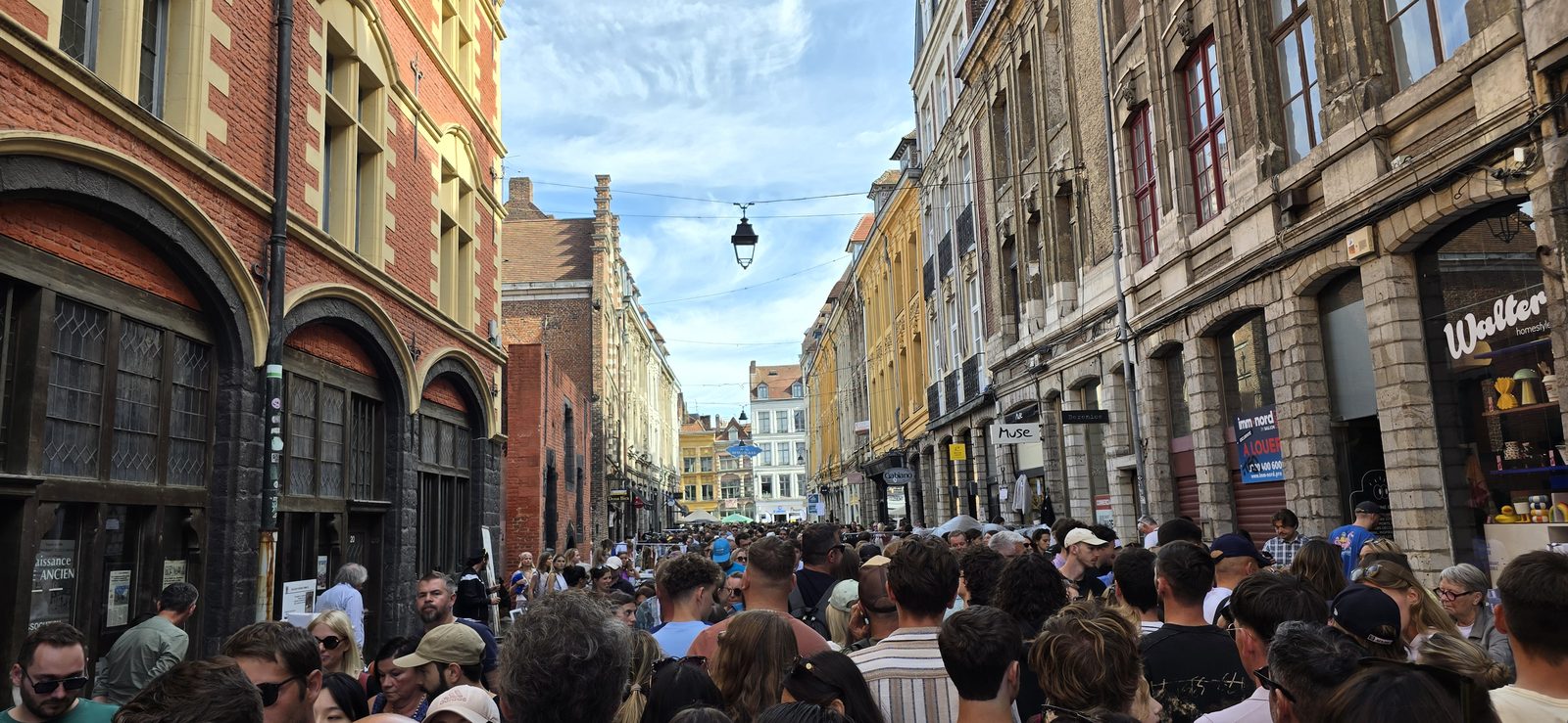 Une rue du Vieux-Lille noire de monde pendant la Braderie de Lille