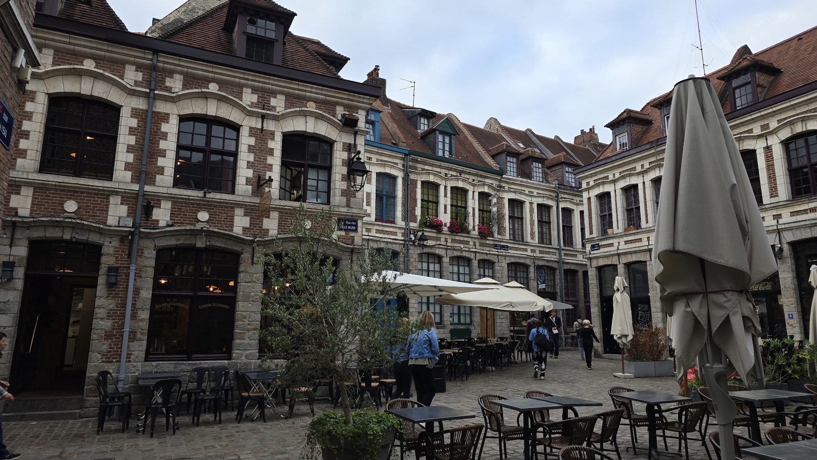 La place aux Oignons dans le Vieux-Lille, avec ses façades de brique et ses terrasses